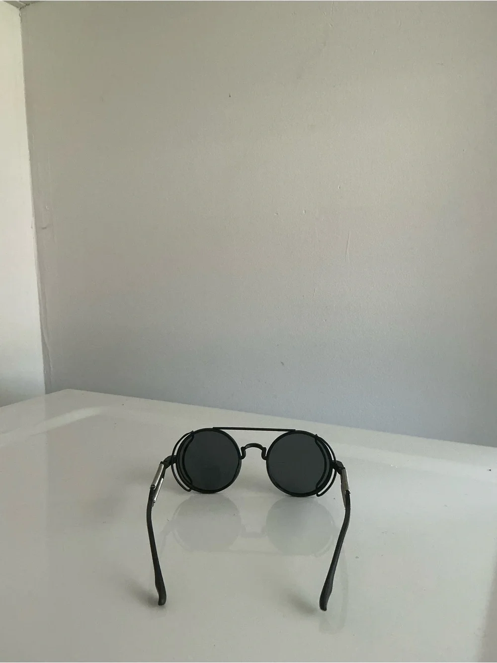 Round Black Unisex Sunglasses with Vintage Metal Frame